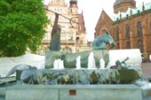 Бремен. Современный фонтан около центральной площади